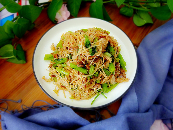 羊肉金針菇炒芹菜的做法-咸鮮味炒菜譜-易網(wǎng)健康養(yǎng)生網(wǎng) 羊肉金針菇炒芹菜的做法-咸鮮味炒菜譜