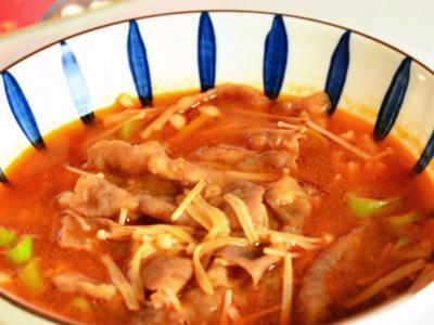 天冷了，來一碗熱騰騰的番茄金針肥牛呀的做法-酸甜味煮菜譜