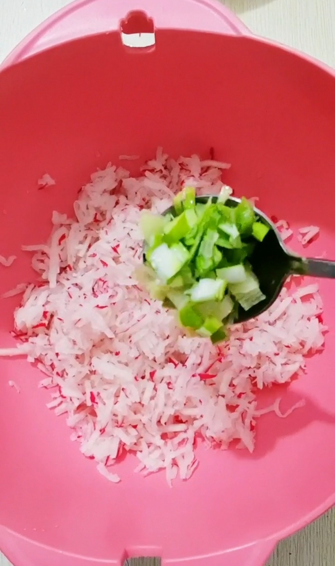 大蘿卜丸子的做法-咸鮮味炸菜譜-易網健康養生網 大蘿卜丸子的做法-咸鮮味炸菜譜