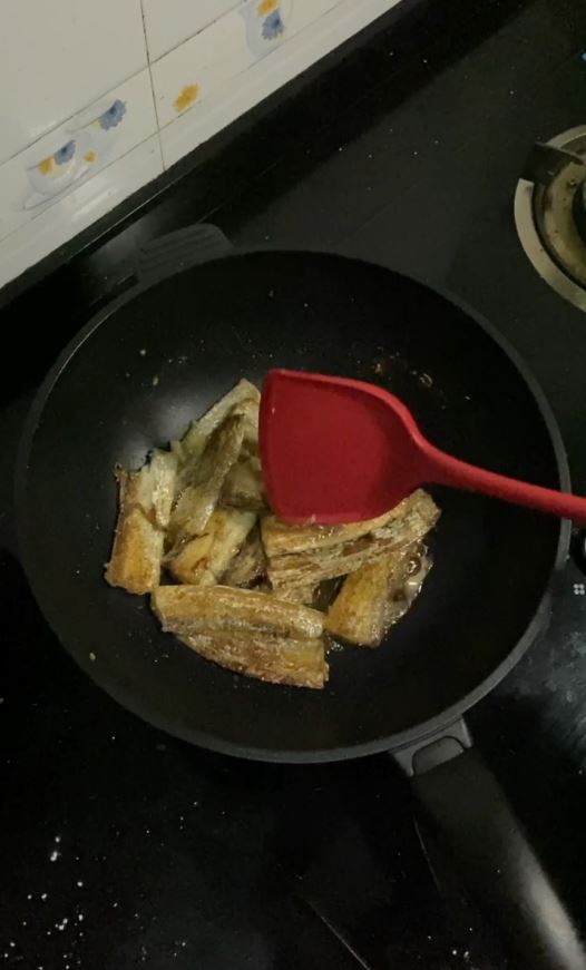帶魚這樣做，酥脆的連魚骨頭都可以吃的做法-家常味煎菜譜