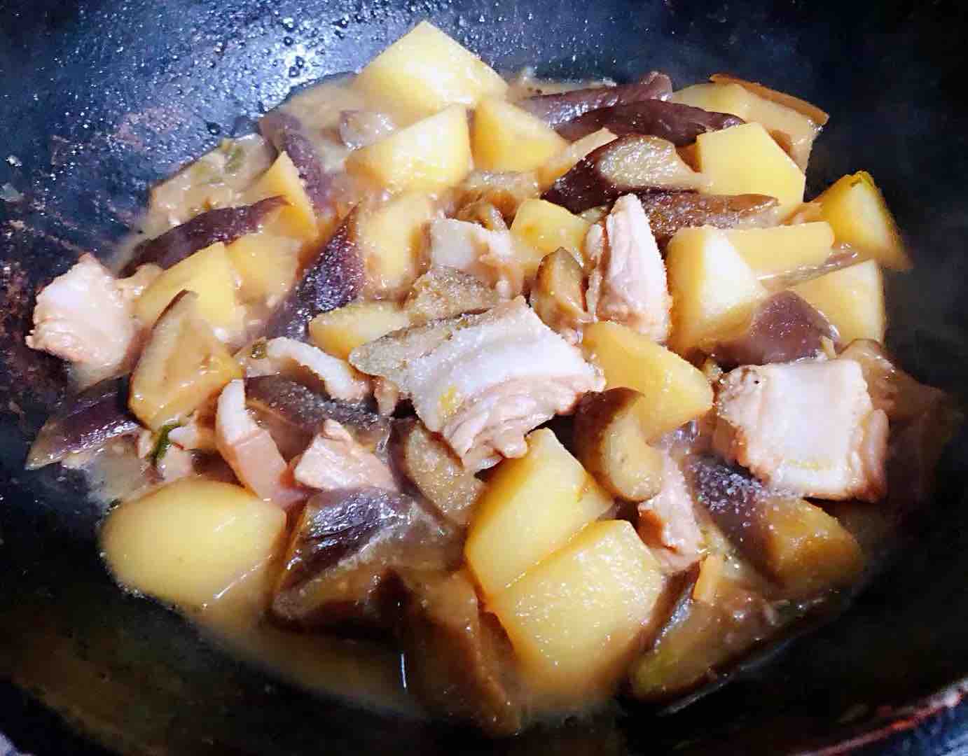 土豆茄子燉五花肉的做法-咸鮮味燉菜譜-易網健康養生網 土豆茄子燉五花肉的做法-咸鮮味燉菜譜