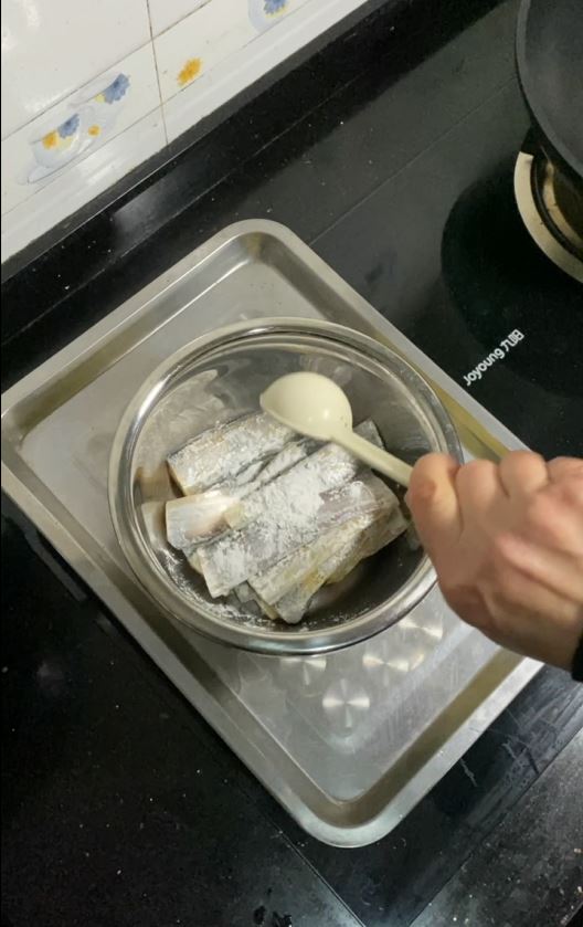 帶魚這樣做，酥脆的連魚骨頭都可以吃的做法-家常味煎菜譜