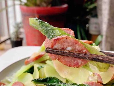 十分鐘就上桌的家常小菜。清脆爽口，萵苣炒香腸的做法-家常味炒菜譜