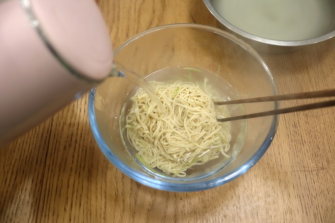 燙拌豆腐絲的做法-家常味拌菜譜