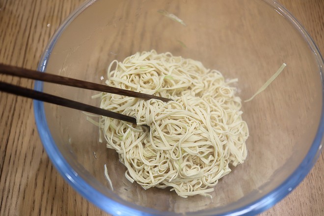 燙拌豆腐絲的做法-家常味拌菜譜