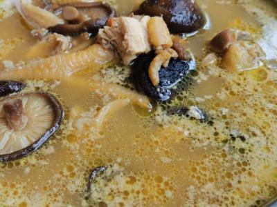 豬肚雞煲(鳳投胎版)的做法-咸鮮味煲菜譜