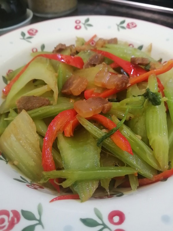簡(jiǎn)簡(jiǎn)單單也不失美味~~臘肉炒西芹的做法-家常味炒菜譜-易網(wǎng)健康養(yǎng)生網(wǎng) 簡(jiǎn)簡(jiǎn)單單也不失美味~~臘肉炒西芹的做法-家常味炒菜譜