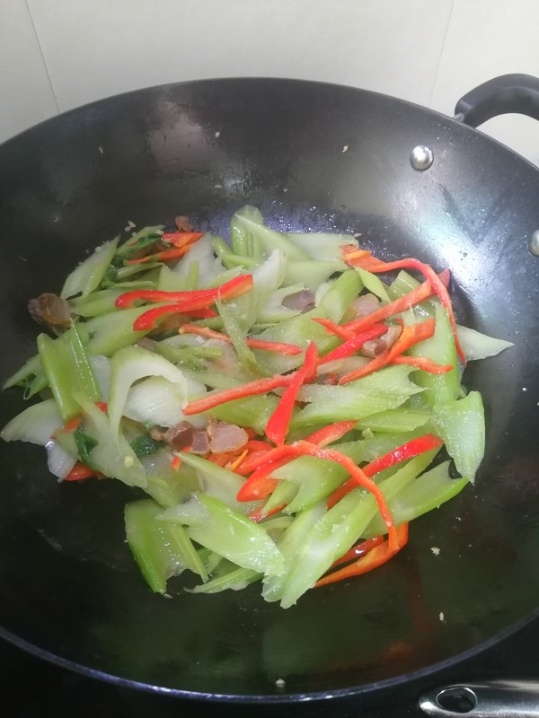 簡(jiǎn)簡(jiǎn)單單也不失美味~~臘肉炒西芹的做法-家常味炒菜譜-易網(wǎng)健康養(yǎng)生網(wǎng) 簡(jiǎn)簡(jiǎn)單單也不失美味~~臘肉炒西芹的做法-家常味炒菜譜