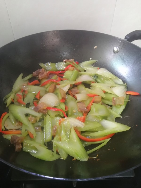 簡(jiǎn)簡(jiǎn)單單也不失美味~~臘肉炒西芹的做法-家常味炒菜譜-易網(wǎng)健康養(yǎng)生網(wǎng) 簡(jiǎn)簡(jiǎn)單單也不失美味~~臘肉炒西芹的做法-家常味炒菜譜