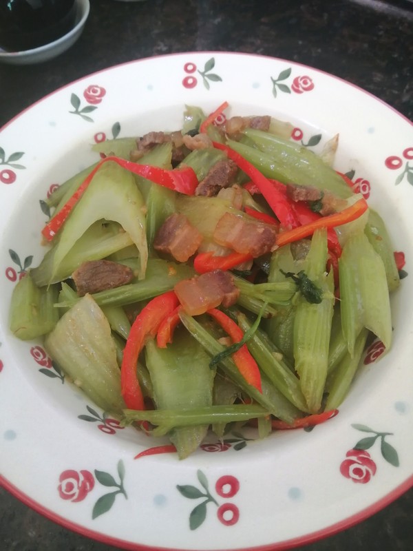 簡(jiǎn)簡(jiǎn)單單也不失美味~~臘肉炒西芹的做法-家常味炒菜譜-易網(wǎng)健康養(yǎng)生網(wǎng) 簡(jiǎn)簡(jiǎn)單單也不失美味~~臘肉炒西芹的做法-家常味炒菜譜