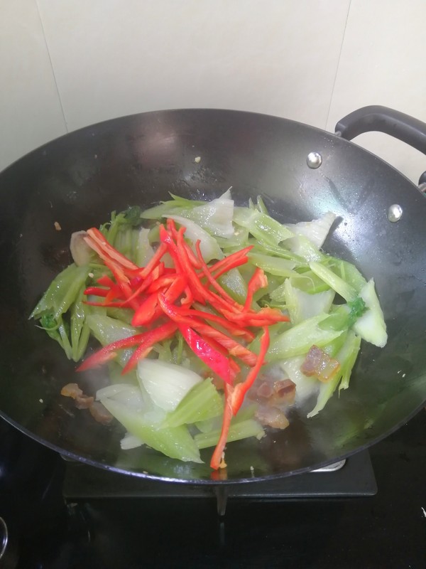 簡(jiǎn)簡(jiǎn)單單也不失美味~~臘肉炒西芹的做法-家常味炒菜譜-易網(wǎng)健康養(yǎng)生網(wǎng) 簡(jiǎn)簡(jiǎn)單單也不失美味~~臘肉炒西芹的做法-家常味炒菜譜