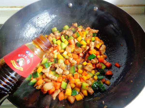 胡蘿卜黃瓜炒肉丁的做法-家常味炒菜譜