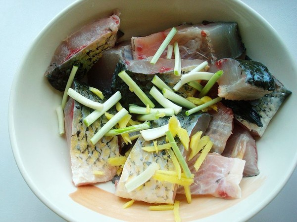 榨菜蒸魚的做法-咸鮮味蒸菜譜