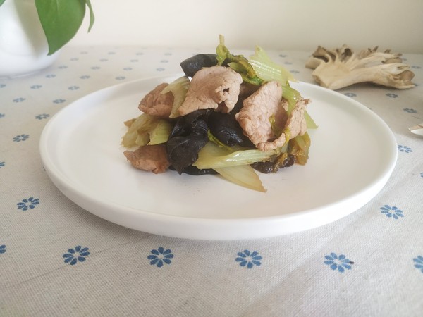西芹木耳炒肉片的做法-醬香味炒菜譜