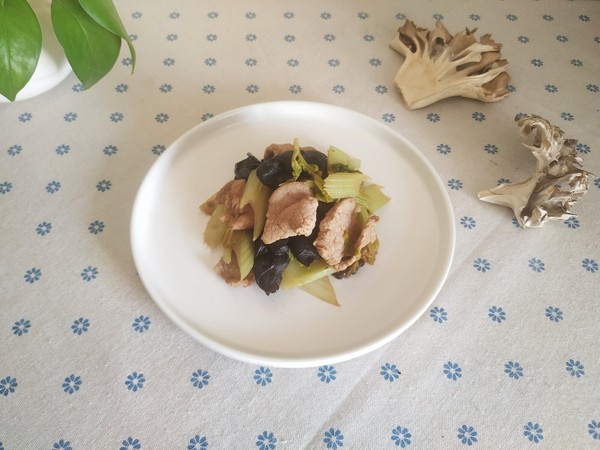西芹木耳炒肉片的做法-醬香味炒菜譜