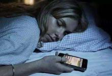 放下手機(jī)！睡前玩手機(jī)或是肌膚問題根源