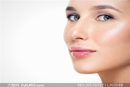 女性化妝品中最不可缺少的三種護膚產品,使用的關鍵所在-易網健康<a href=http://m.logojc.com/jkys/ target=_blank class=infotextkey>養生</a>網 女性化妝品中最不可缺少的三種護膚產品,使用的關鍵所在