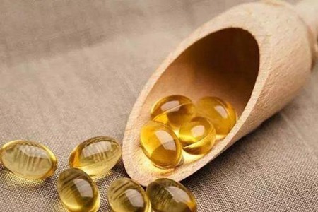 女性眼部的脂肪粒是怎么形成的,教你三個方法去除-易網健康<a href=http://m.logojc.com/jkys/ target=_blank class=infotextkey>養生</a>網 女性眼部的脂肪粒是怎么形成的,教你三個方法去除