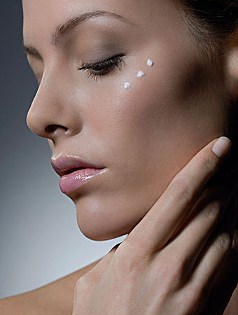 眼周出現細紋怎么辦?4種方式可幫你淡化-易網健康<a href=http://m.logojc.com/jkys/ target=_blank class=infotextkey>養生</a>網 眼周出現細紋怎么辦?4種方式可幫你淡化