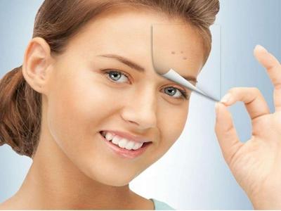 引起額頭長痘的原因，女生臉上突然爆痘的五個緊急護理方法