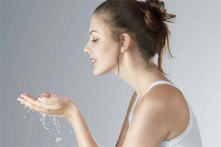 皮膚干燥起皮怎么辦 修復皮膚屏障這三點不能少-易網健康養生網 皮膚干燥起皮怎么辦 修復皮膚屏障這三點不能少