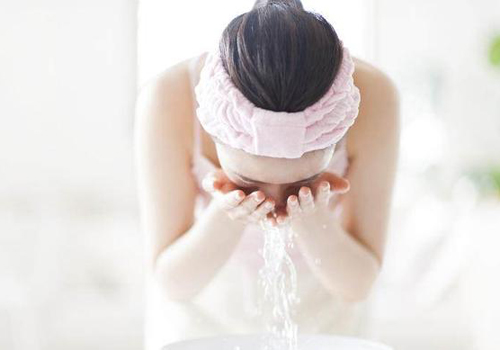 冷水洗臉毛孔會變小嗎 冷水洗臉要注意什么-易網<a href=http://m.logojc.com/ target=_blank class=infotextkey>健康養生</a>網 冷水洗臉毛孔會變小嗎 冷水洗臉要注意什么