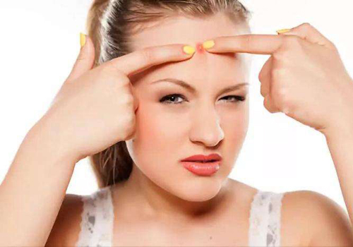 臉上長閉口怎么辦? 光做好清潔皮膚還不夠!-易網健康<a href=http://m.logojc.com/jkys/ target=_blank class=infotextkey>養生</a>網 臉上長閉口怎么辦? 光做好清潔皮膚還不夠!