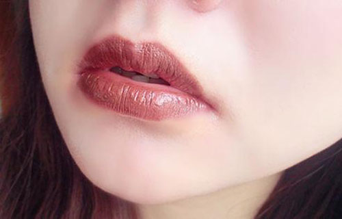 嘴唇邊緣顏色深如何淡化？淡化唇色的方法