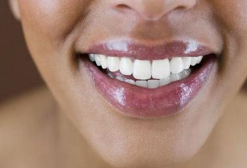 嘴唇邊緣顏色深如何淡化？淡化唇色的方法