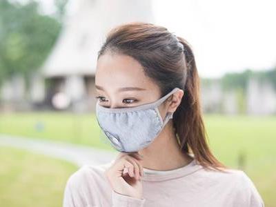 女生長時間戴口罩導致長痘,專家告訴你預防和治療的方法