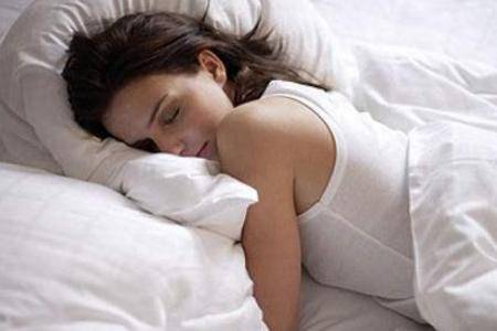 護膚誤區:睡前不涂任何保濕護膚產品可以讓皮膚休息是真的嗎-易網健康養生網 護膚誤區:睡前不涂任何保濕護膚產品可以讓皮膚休息是真的嗎