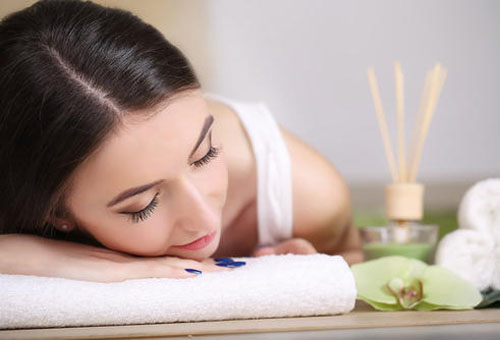 油光滿面太尷尬? 做到這5點(diǎn)能改善!-易網(wǎng)<a href=http://m.logojc.com/ target=_blank class=infotextkey>健康養(yǎng)生</a>網(wǎng) 油光滿面太尷尬? 做到這5點(diǎn)能改善!