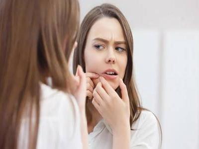 下巴長痘痘是什么原因？要想祛痘飲食和護膚都重要