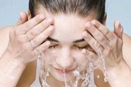 孕婦使用水楊酸的化妝品的危害 孕期祛痘的四個(gè)方法-易網(wǎng)健康<a href=http://m.logojc.com/jkys/ target=_blank class=infotextkey>養(yǎng)生</a>網(wǎng) 孕婦使用水楊酸的化妝品的危害 孕期祛痘的四個(gè)方法