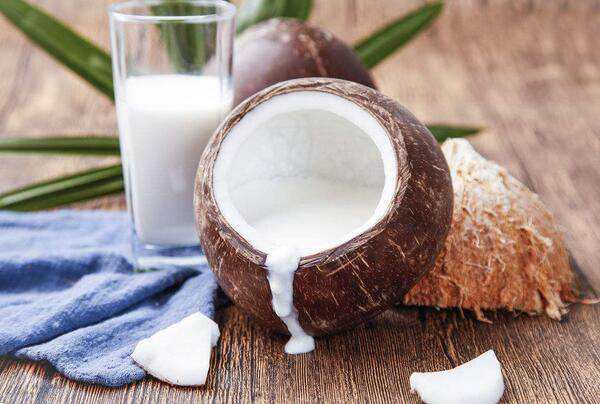 椰子汁的功效,能美顏護(hù)膚!-易網(wǎng)健康<a href=http://m.logojc.com/jkys/ target=_blank class=infotextkey>養(yǎng)生</a>網(wǎng) 椰子汁的功效,能美顏護(hù)膚!