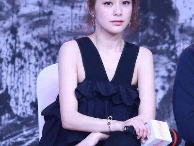 看起來(lái)毫不費(fèi)力的少女感， 離不開“黑精靈”的雕琢