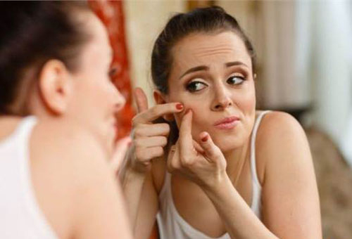 臉上長痘痘要忌口哪些食物 長痘的飲食禁忌