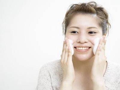 臉上長痘痘的七個原因,夏天臉上出油長痘元兇找到了