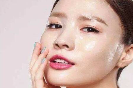 臉上經(jīng)常出油用什么洗面奶  毛孔粗大臉上出油厲害的有效調(diào)理方法