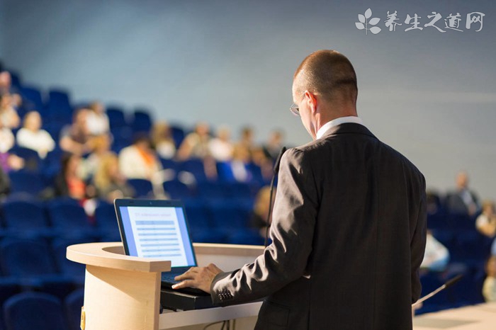 赴美留學機場排長隊 十萬票價再現 中美航線迎來短期高峰 赴美留學機場排長隊 十萬票價再現 中美航線迎來短期高峰