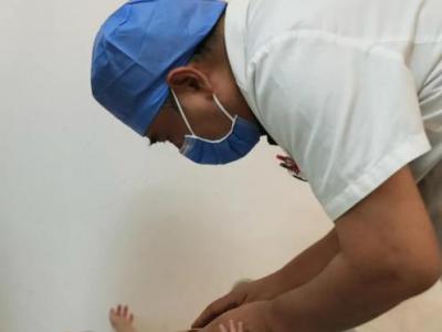 心臟長在體外!醫(yī)生合力將“外心人”嬰兒心臟歸位