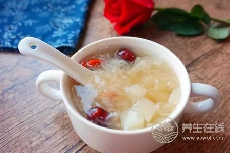 霜降有哪些養(yǎng)生食譜?霜降潤(rùn)肺健脾的銀耳雪梨粥做法是什么?-易網(wǎng)健康養(yǎng)生網(wǎng) 霜降有哪些養(yǎng)生食譜?霜降潤(rùn)肺健脾的銀耳雪梨粥做法是什么?