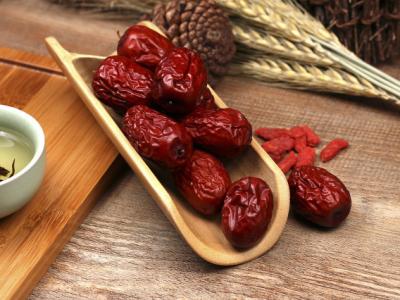 用棗泡水喝有什么好處？女人吃棗好嗎？