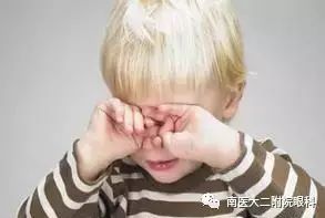 秋季到了寶寶頻繁眨眼，寶媽千萬別掉以輕心！
