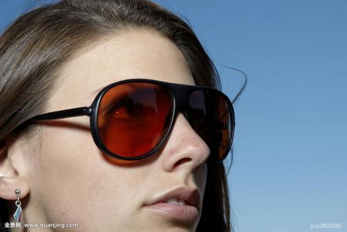 夏天來了,你懂得如何挑選墨鏡嗎? 夏天來了,你懂得如何挑選墨鏡嗎?