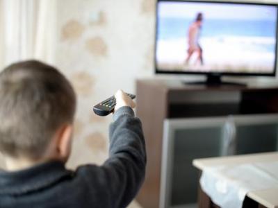 警惕看電視誘發兒童遠視眼！