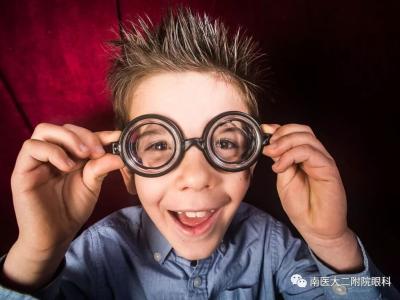戴眼鏡后，眼睛度數不斷的增加，到底是誰的錯？