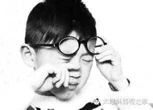 八種癥狀可看出孩子近視在加深