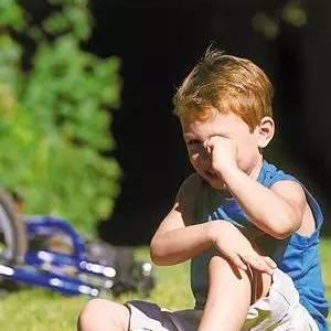 兒童走路易摔跤或弱視導致