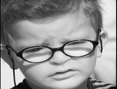 近視的人喜歡瞇眼睛會(huì)造成哪些危害？